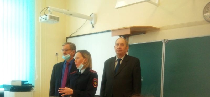 https://vk.com/mvd12ru?w=wall-60785039_6829В Республике Марий Эл инспектор по делам несовершеннолетних и общественники провели беседу со школьниками на тему «Я и закон»