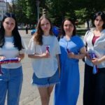 В преддверии Дня России жителям Йошкар-Олы раздают ленточки с триколором