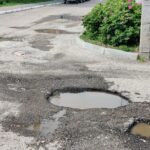 Жители домов по улице Панфилова в Йошкар-Оле страдают от грохота люков канализации