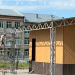 В пригороде Йошкар-Олы рабочие монтируют сцену с гримеркой